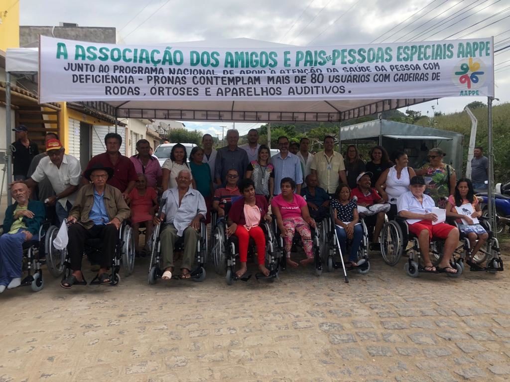 AAPPE entrega cadeiras de rodas e aparelhos auditivos para moradores do Sertão alagoano